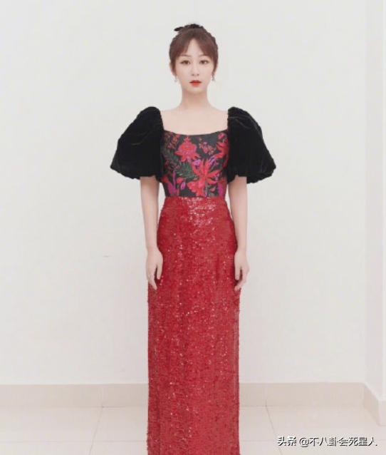 女星紧身礼服造型翻车_红毯紧身礼服尴尬造型案例_女明星紧身裤图