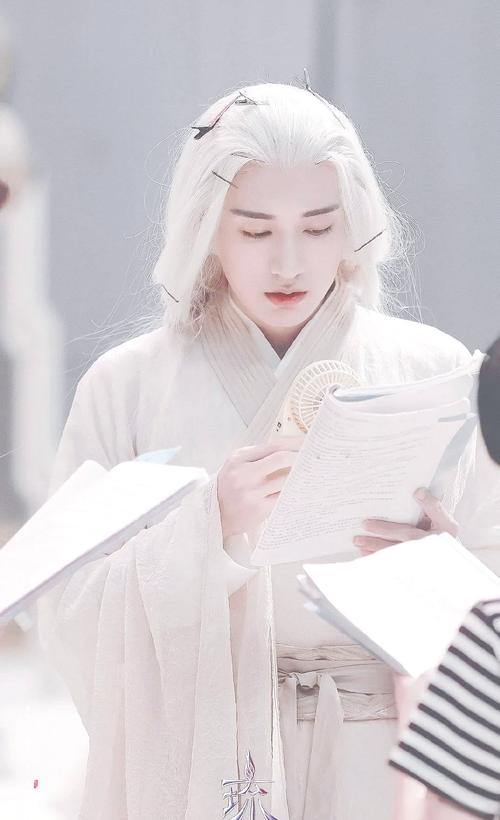 皮肤白皙的男明星_男明星皮肤黑的有谁_娱乐圈皮肤白的男星