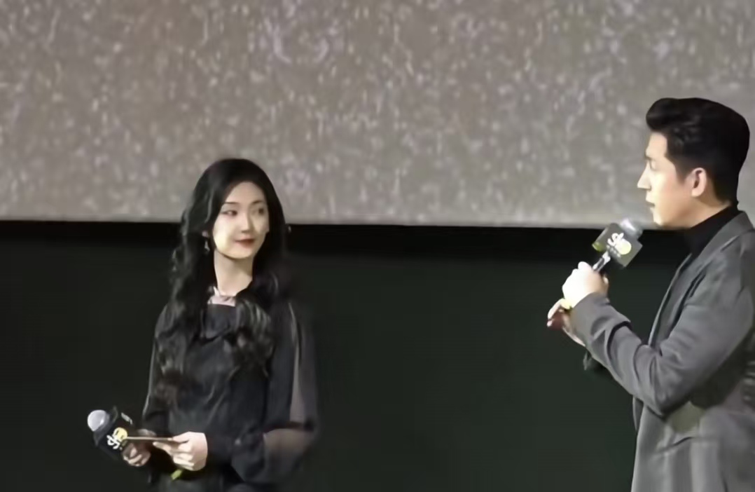 黄晓明新恋情 胡冉儿 黄晓明感情史_娱乐圈公布恋情的明星