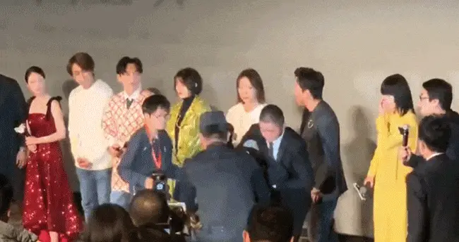 男明星被女明星强吻_女明星被骚扰事件_迪丽热巴舞台求婚事件