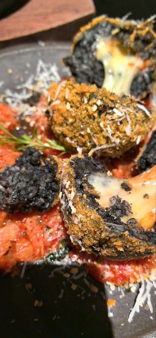 泰国网红吃黑暗料理视频爆火 猎奇吃播背后的风险与机遇