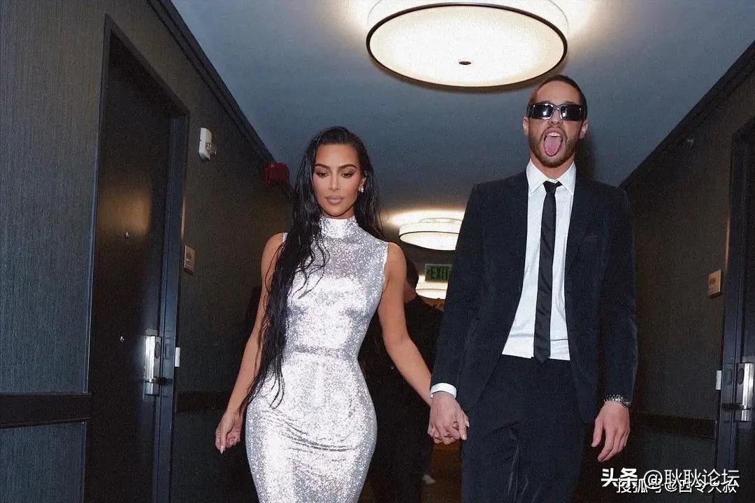 如何自己讲网红八卦-_卡戴珊炒作成名之路_卡戴珊隐私视频事件