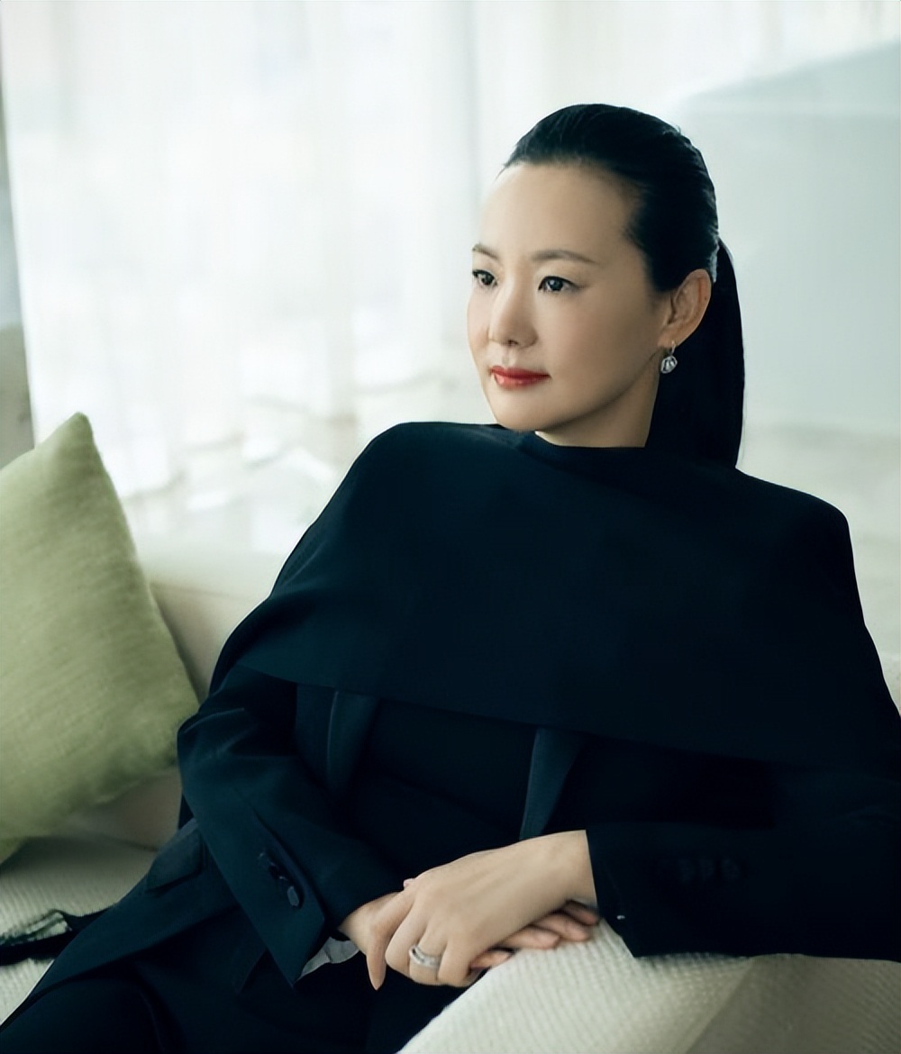 脸大显气质女星_大脸气质中年女星_韩国脸大女明星